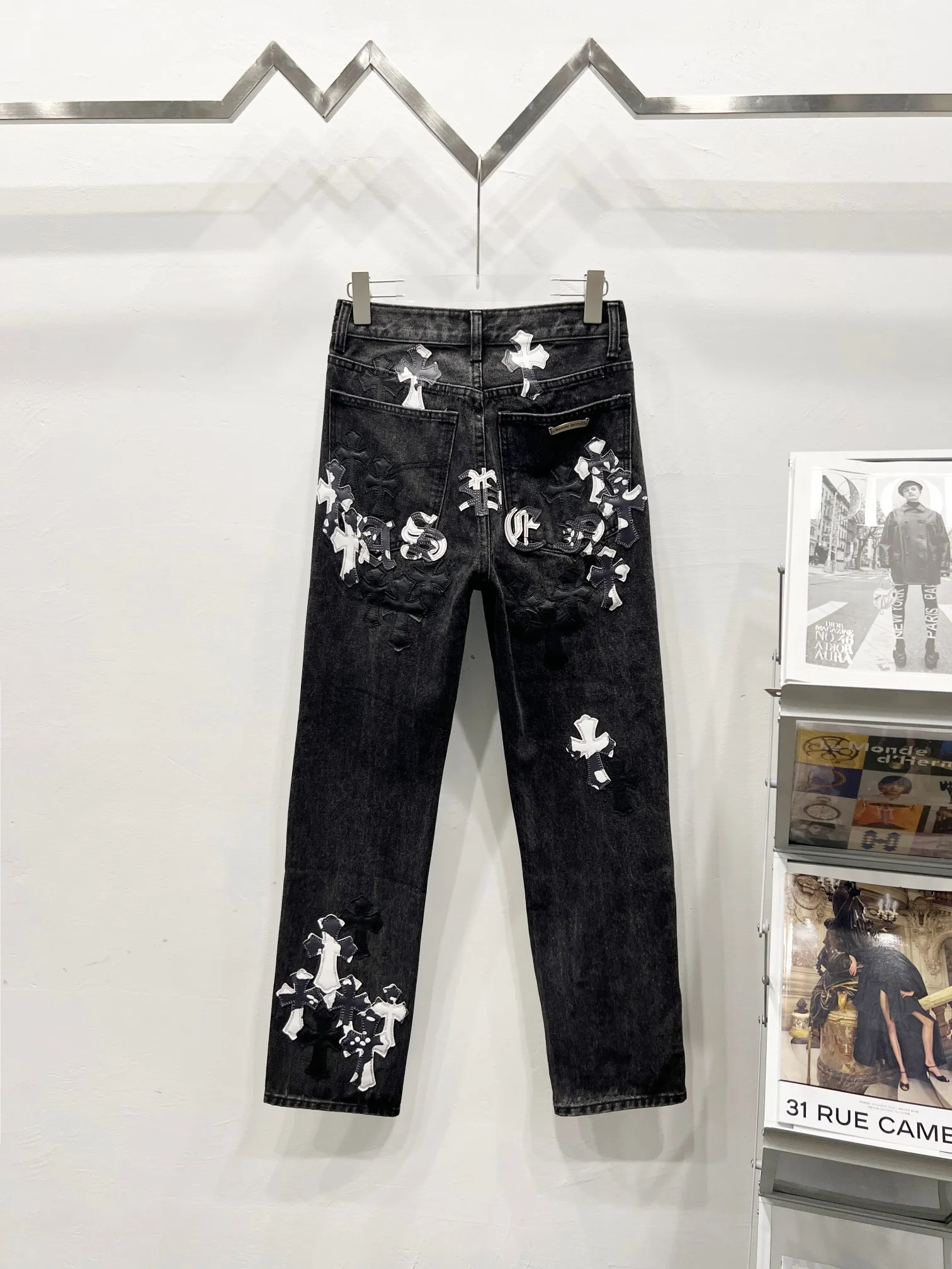 P260 Style number: (C007) Chrome hearts CH co-branded Drak Miami black milk cowhide jeans exude uninhibited personality and unique charm. Every wear and tear is carefully designed to present a unique artistic feel. Made of imported denim fabric, which has undergone heavy industrial washing and destruction treatment, the trousers show a super cool effect on the upper body, allowing you to dominate the fashion stage.  This is more than just a pair of jeans, it is an expression of attitude. With its unique design concept and ultimate pursuit of details, Croxin breaks traditional boundaries and defines the jeans trend in the new era. The trousers are made of double-layer woven fabric with customized hardware. Special Italian cowhide is printed and cut. Customized sheepskin three-layer thick thread leather. The entire body is spliced ​​in heavy water washing. Craftsmen hand-splash ink. You can see the details. Three-dimensional cutting version. Loose and comfortable, not flattering to the figure. Makes taller and slimmer. Seiko factory. Original quality control. Same style for men and women. Can be matched with couples. Versatile recommendation. Must-have jeans for all seasons. Color: black Size: 28-30-32-34